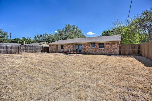 Гостиница Spacious Ranch Home in Historic Waxahachie! в Уаксахачи