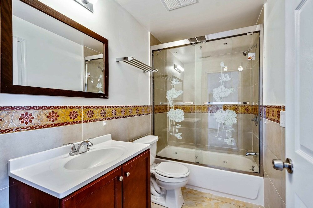 Фото Retreat in a Stylish 2bd Apartment in the Heart of the City