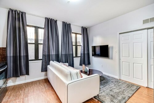 Гостиница Cozy and Stylish 2bd Apt With Great Location!