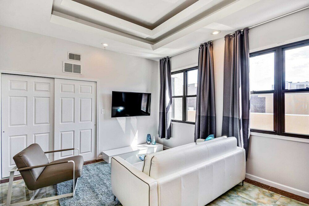 Фото Bright, Spacious in a Great Location!