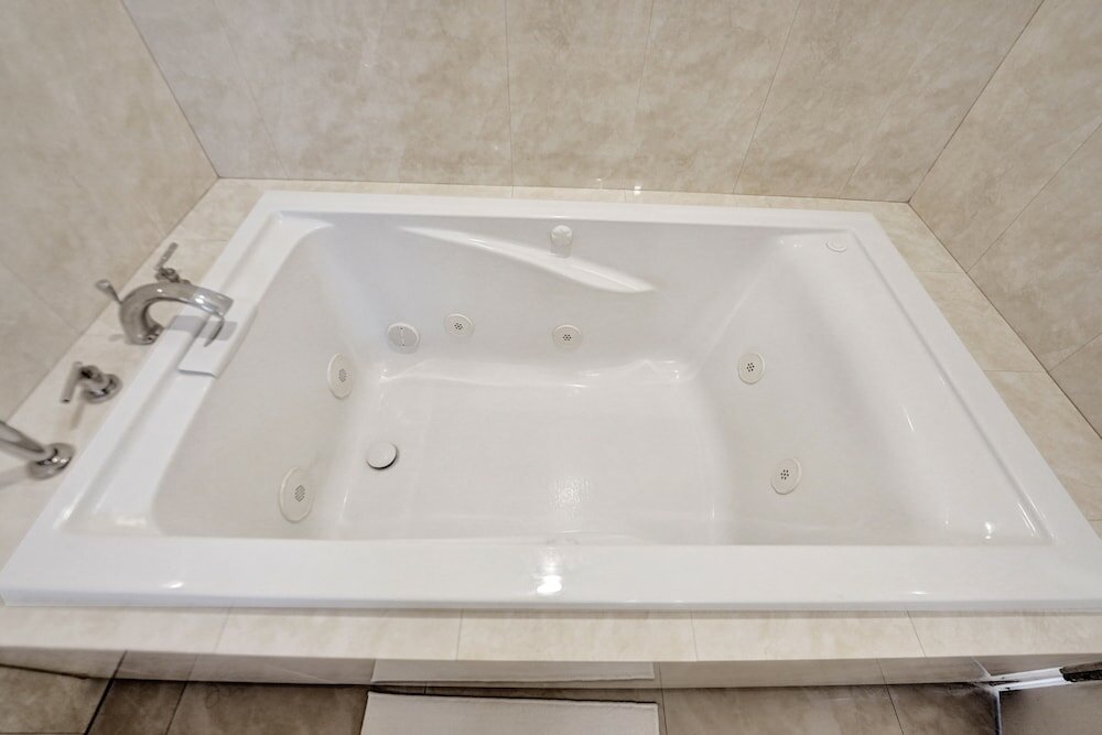 Фото Casa Lago Waterfront Home & Pool Near Hard Rock Casino