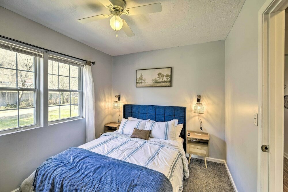 Hotel Pet-friendly Charleston Home w Fenced Yard!, Charlston, photo