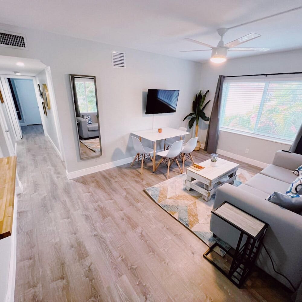 Фото The Leeward Apartments by Lowkl