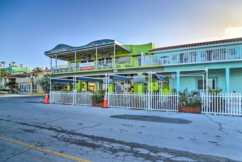 Гостиница Bright Gulf Coast Escape - 8 Mi to Johns Pass!