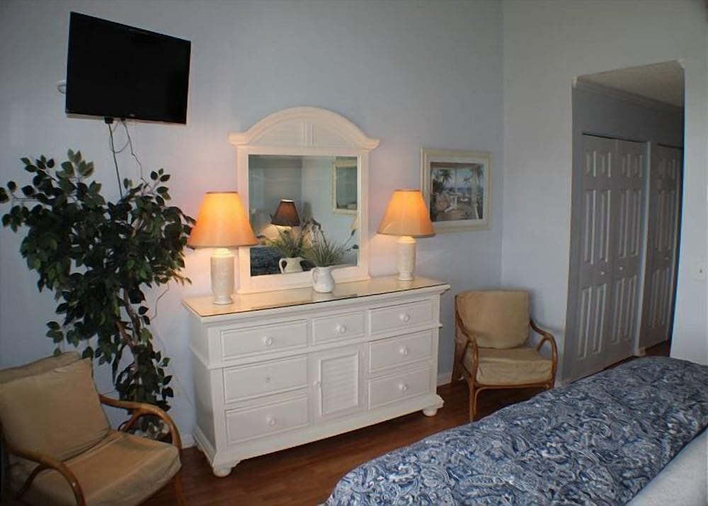 Фото Sleeps 6, Ocean View Condo, 4 Heated Pools - Summerhouse 232