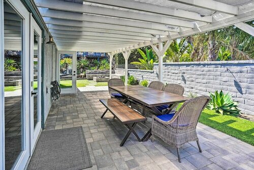 Гостиница Sunny Orange County Abode w Fire Pit & Backyard! в Лейк Форест