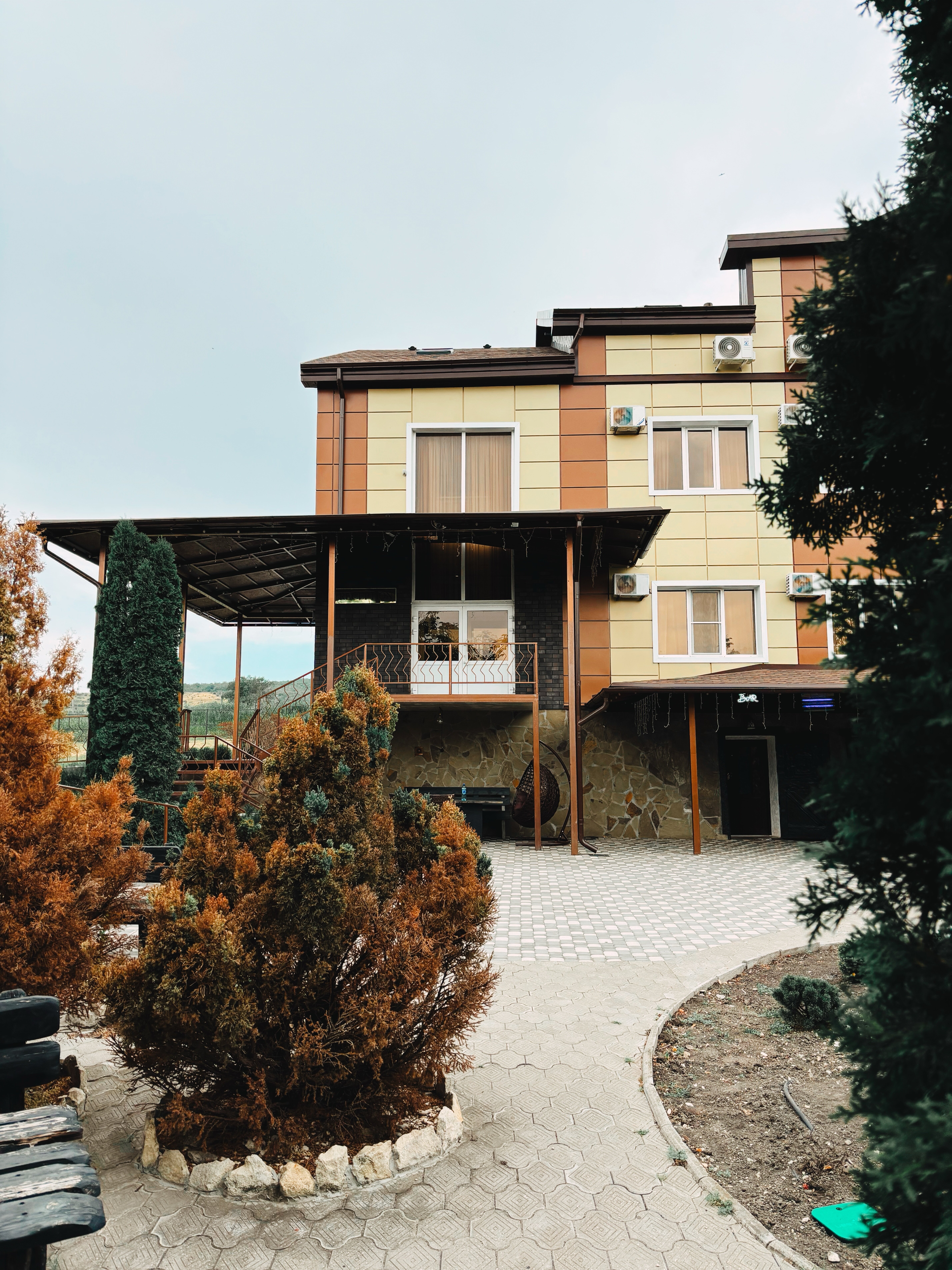 Фото Монест