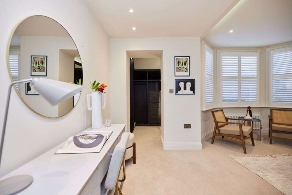 Фото The Chelsea Wonder - Spacious 3bdr Flat With Terrace + Garden