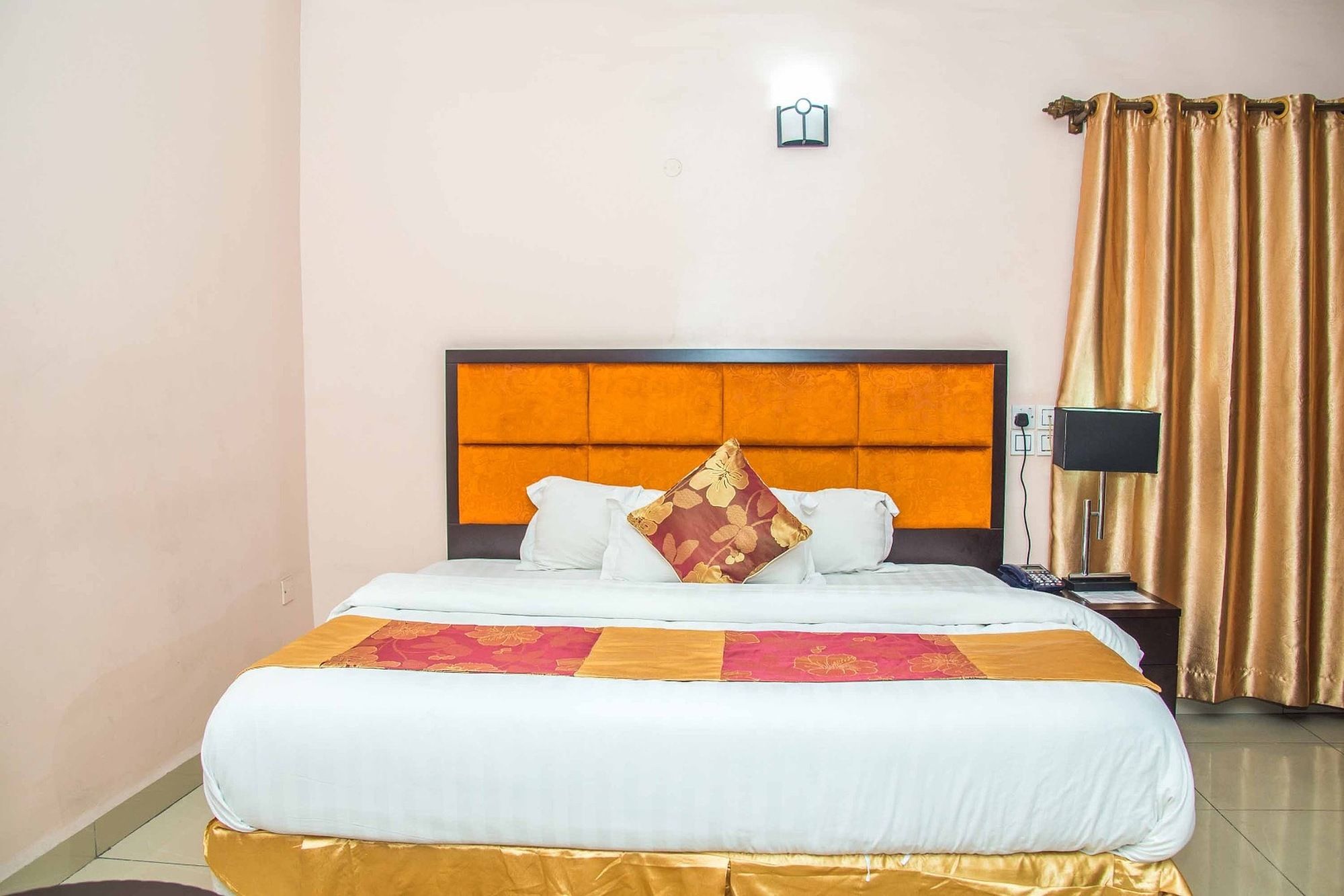 Фото Royal Crest Hotel & Suites