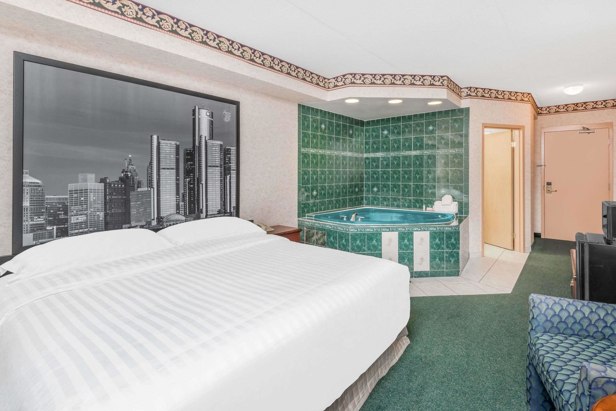 Фото Super 8 by Wyndham Ambassador Bridge Windsor On