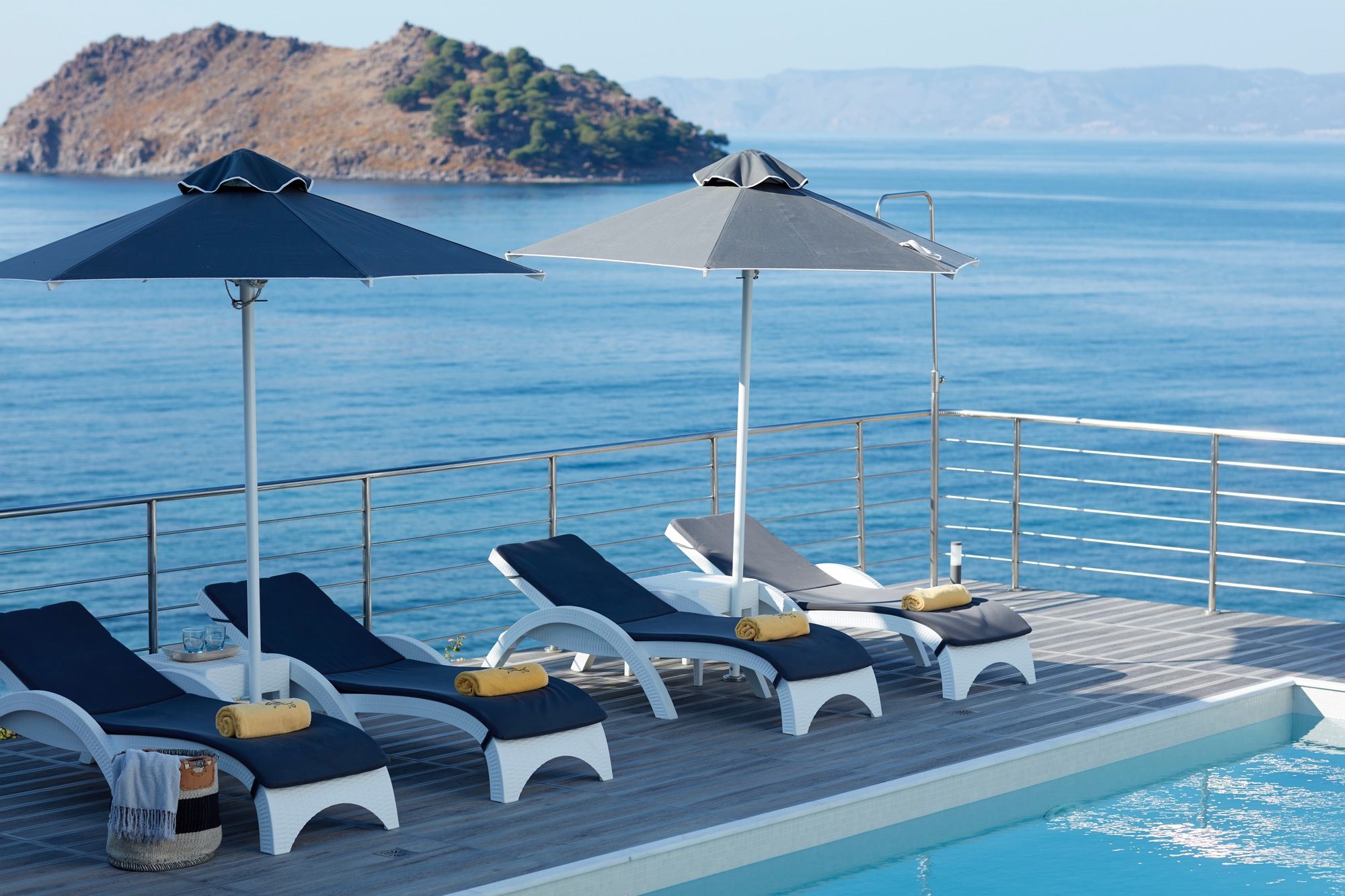 Фото Eleia Seafront Rooms & Villas