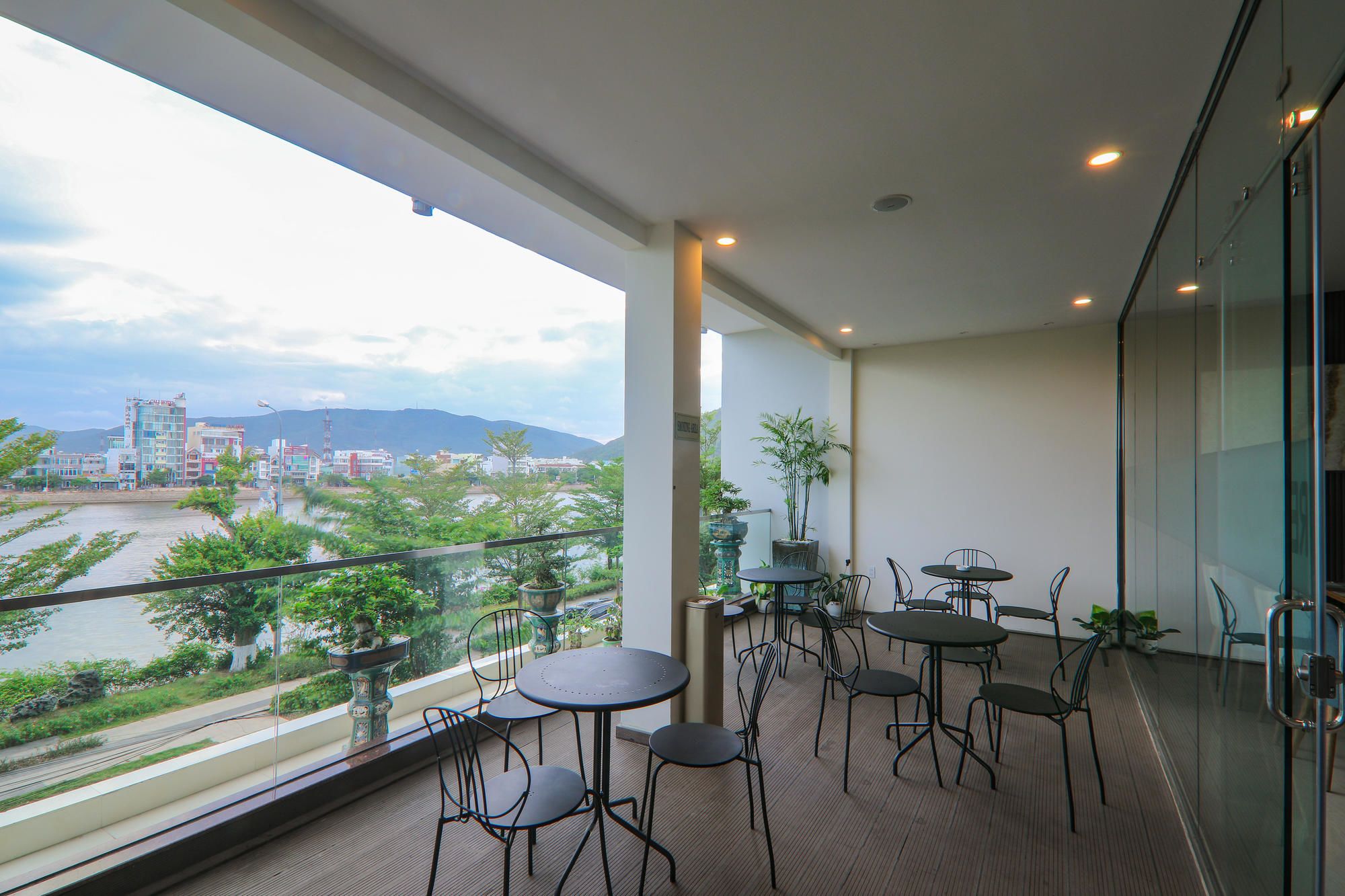 Фото Lake View Hotel