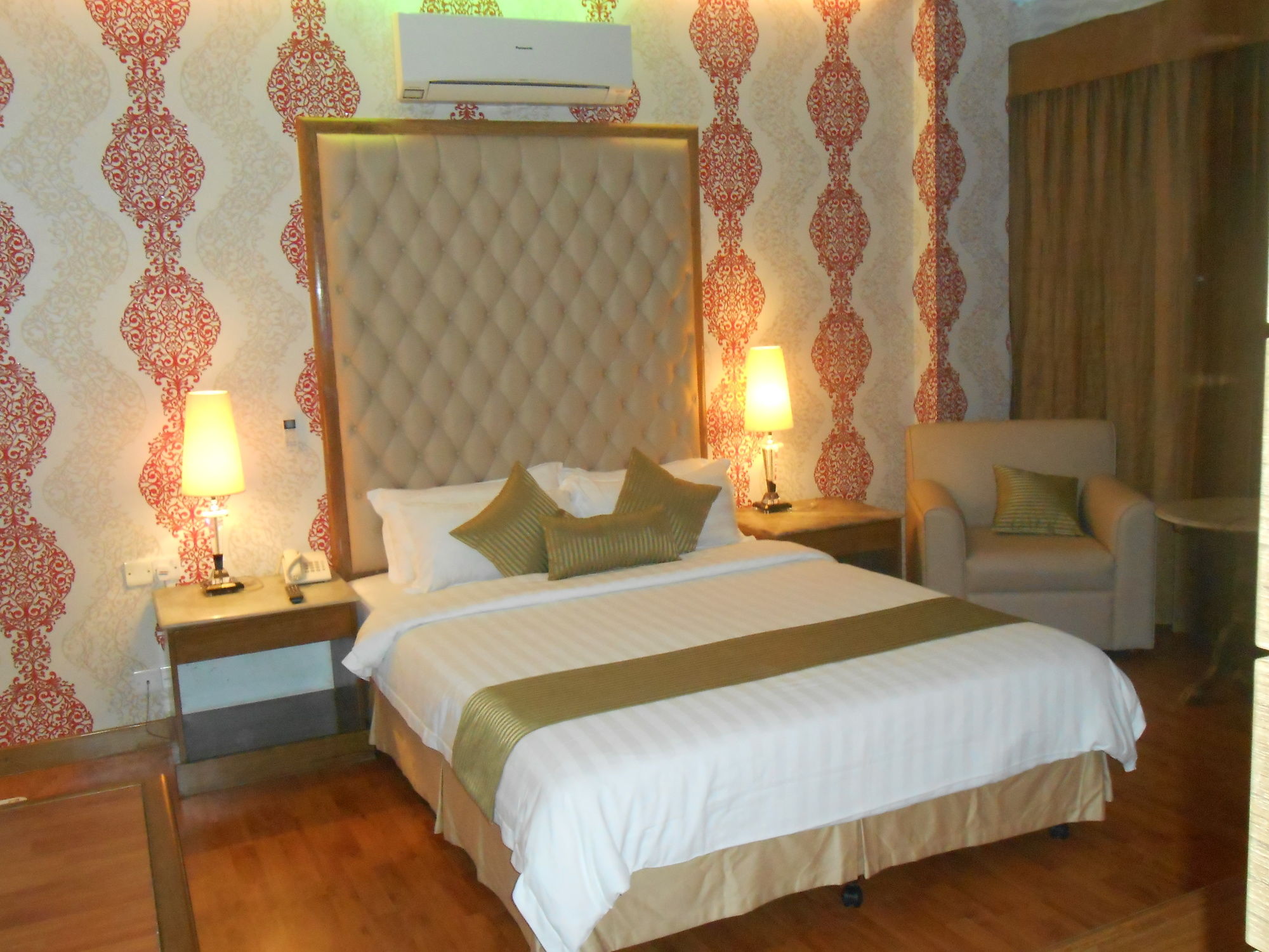 Фото Hotel Swiss Garden