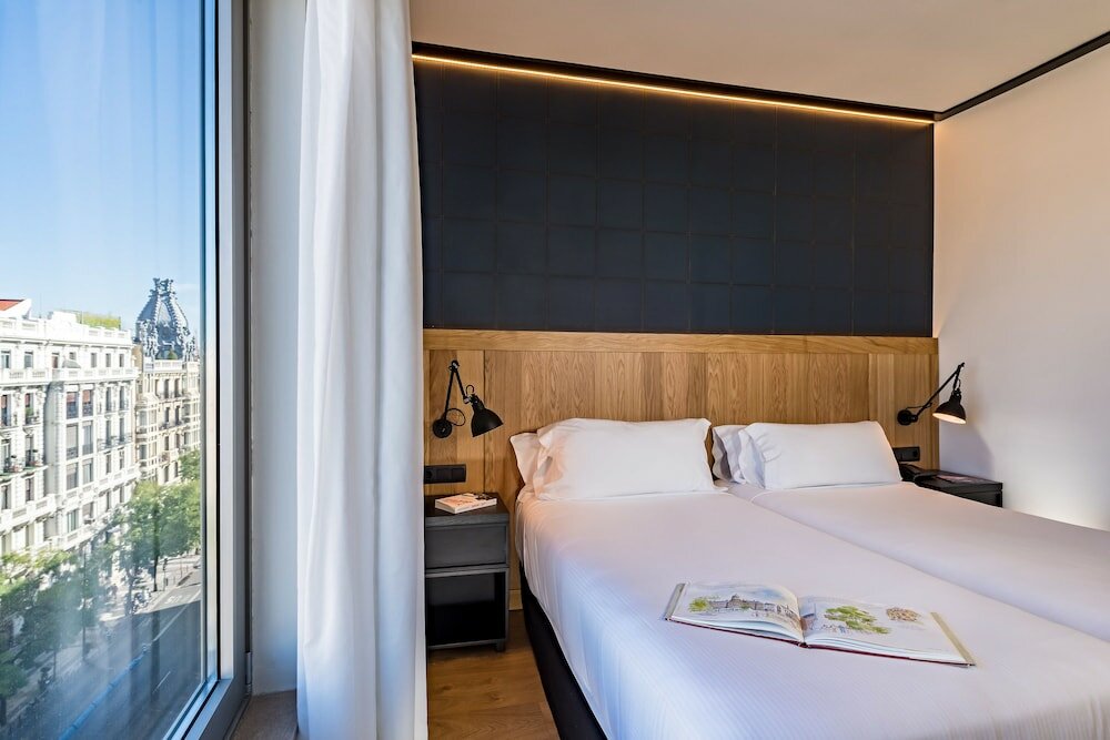 Фото H10 Puerta de Alcalá