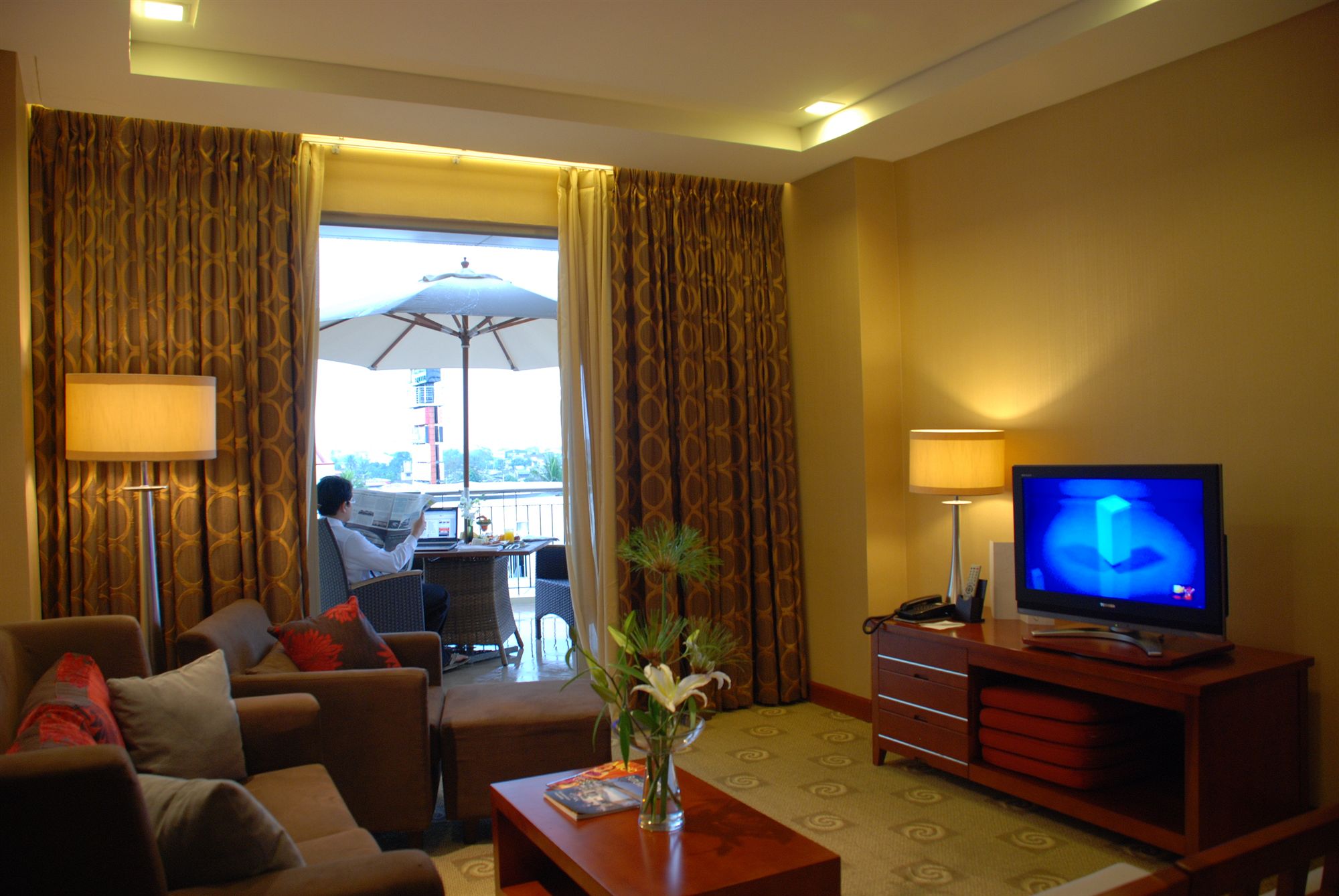 Фото The Avenue Plaza Hotel