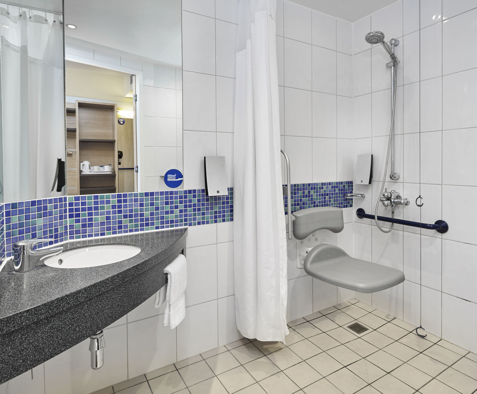 Фото Holiday Inn Express London - Newbury Park, an Ihg Hotel