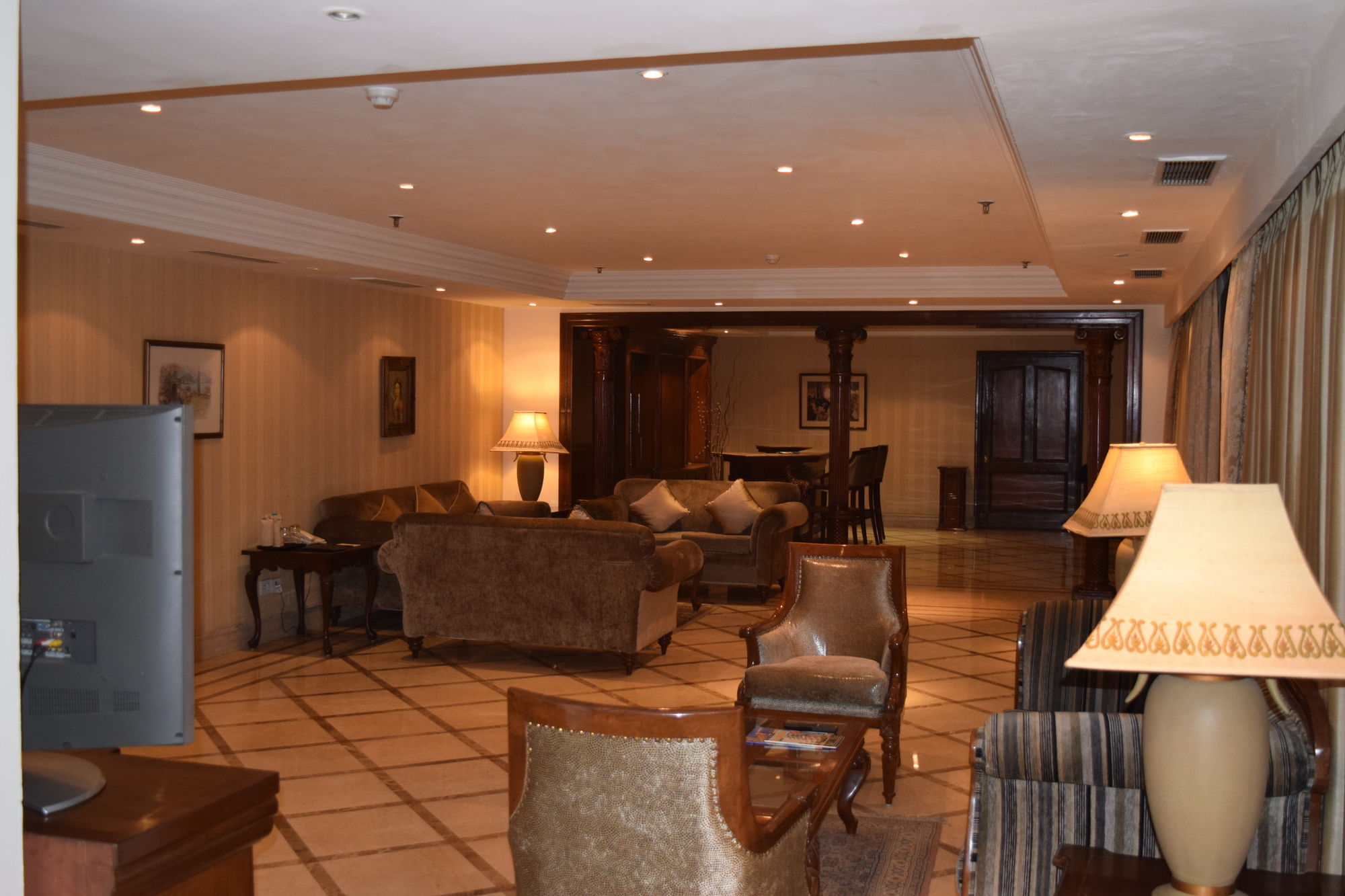 Фото The Bristol Hotel