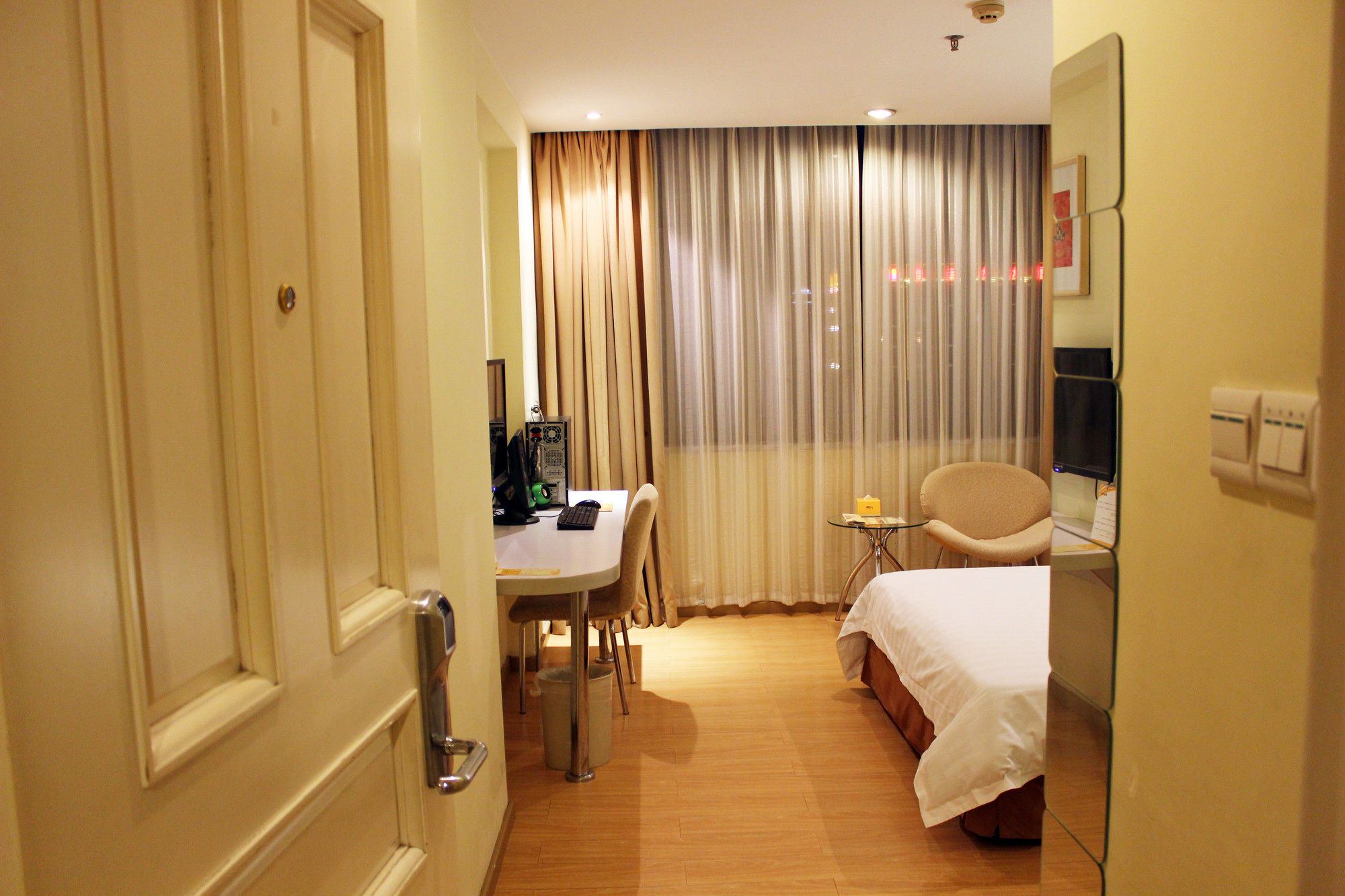 Фото Green Oasis Hotel