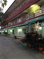 Фото Oyo 838 Aromdee Apartment