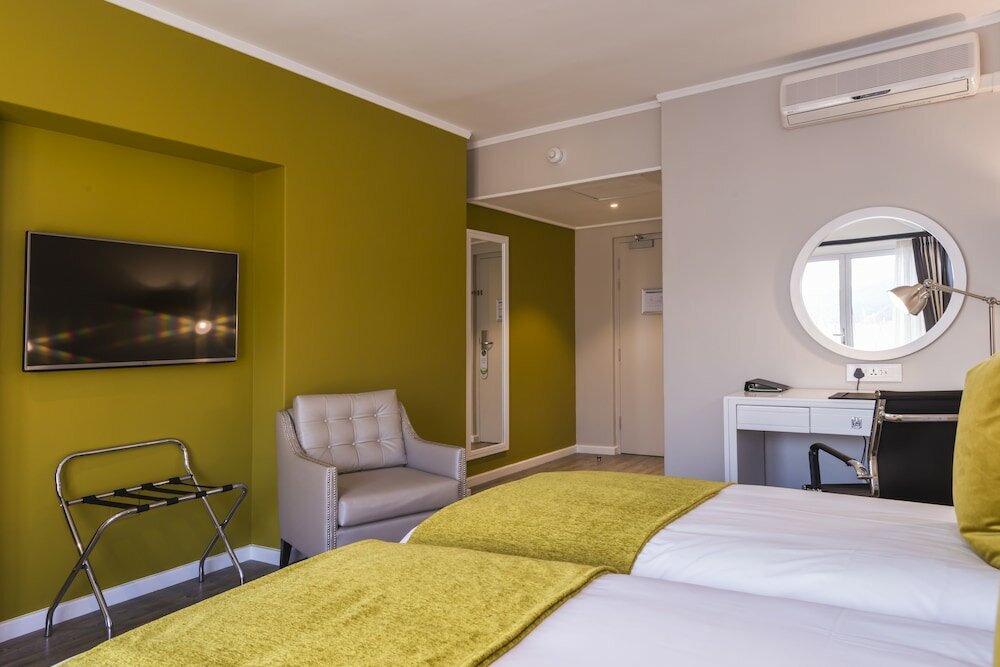 Фото Simon’s Town Quayside Hotel