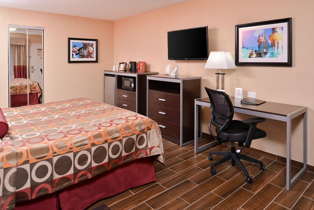 Фото Best Western Plus Raffles Inn & Suites