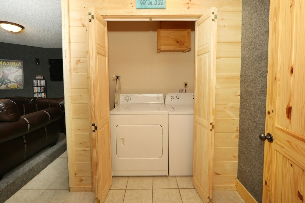 Фото Majestic Manor - Five Bedroom Cabin