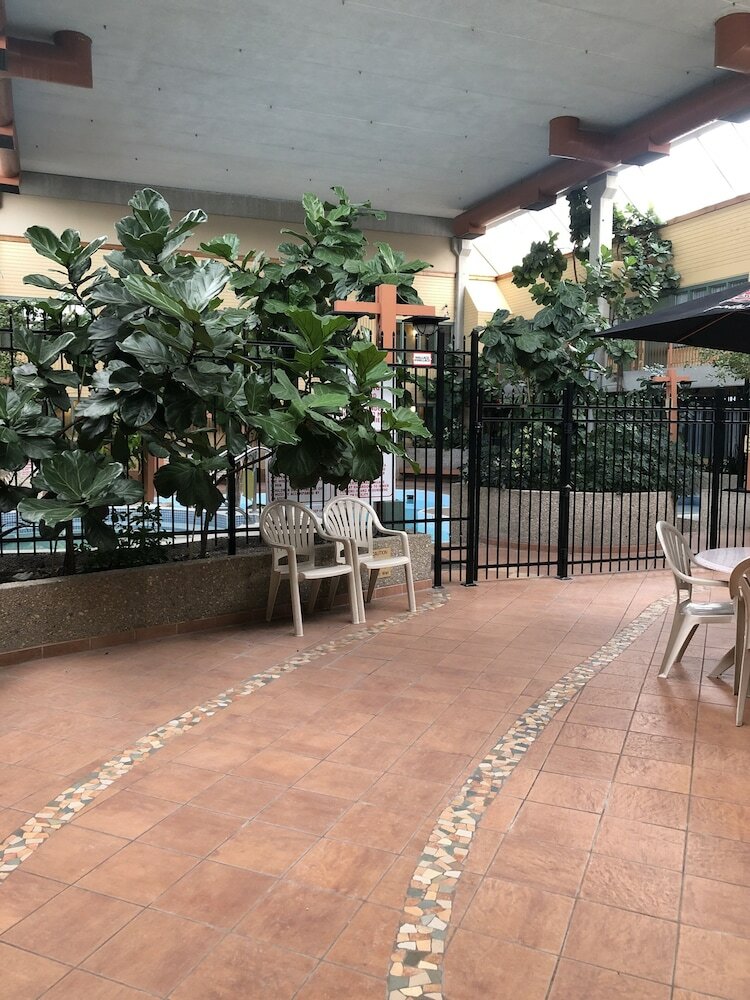 Фото Travelodge by Wyndham Winnipeg East