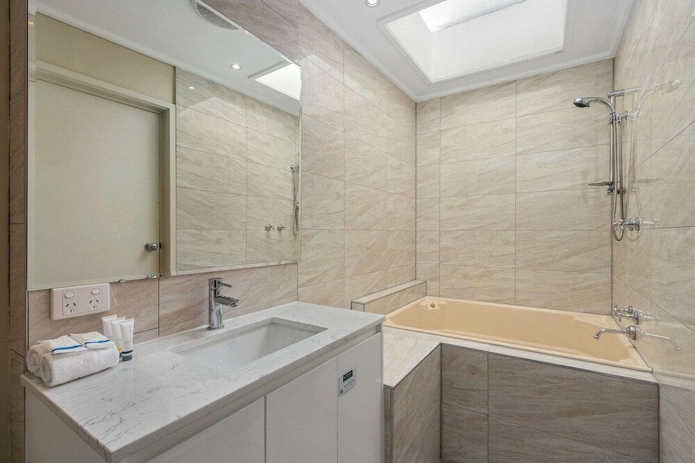 Фото Knox International Hotel & Apartments