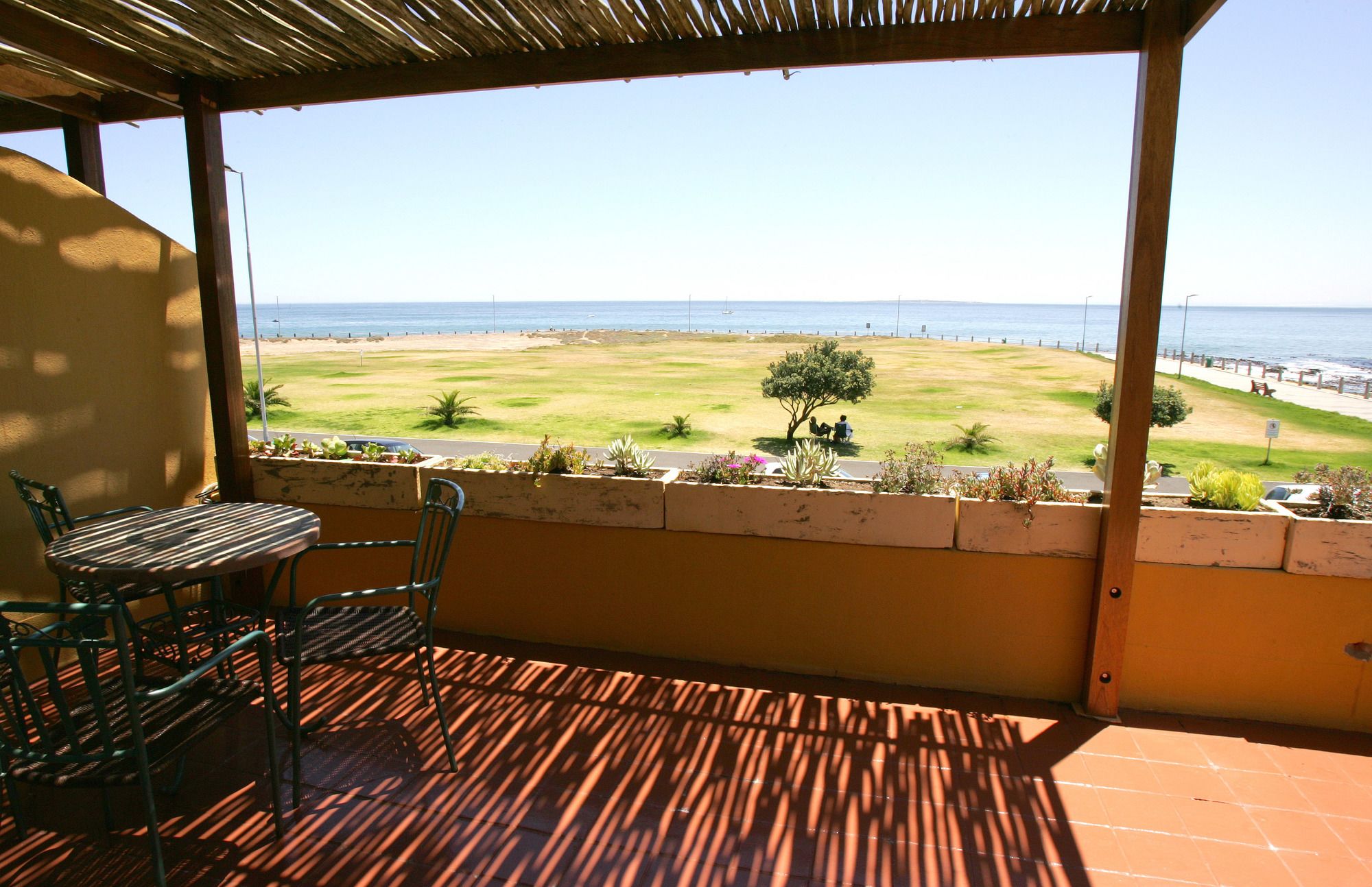 Фото Dolphin Inn Guesthouse