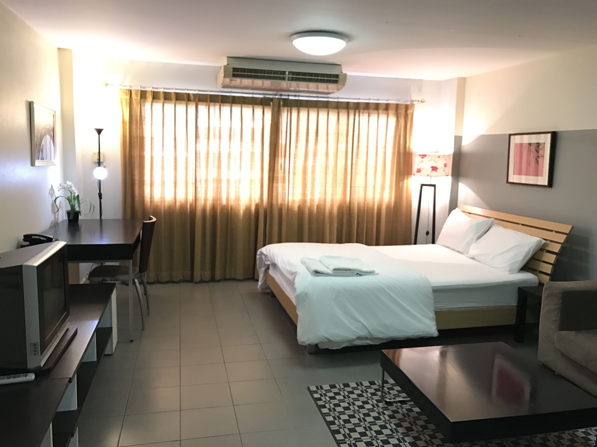 Фото Sathorn Terrace Apartment