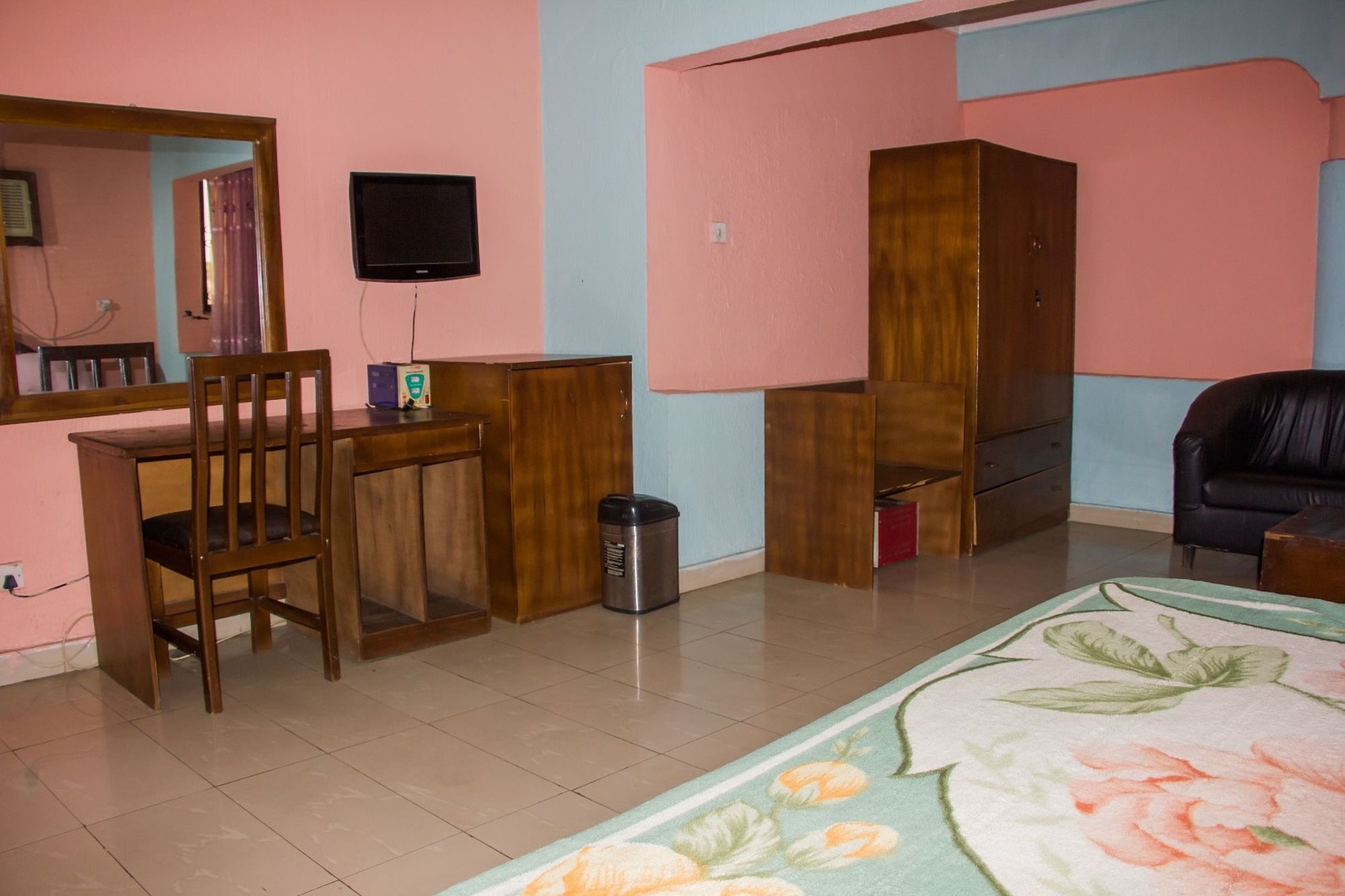 Фото Creme Suites & Hotel