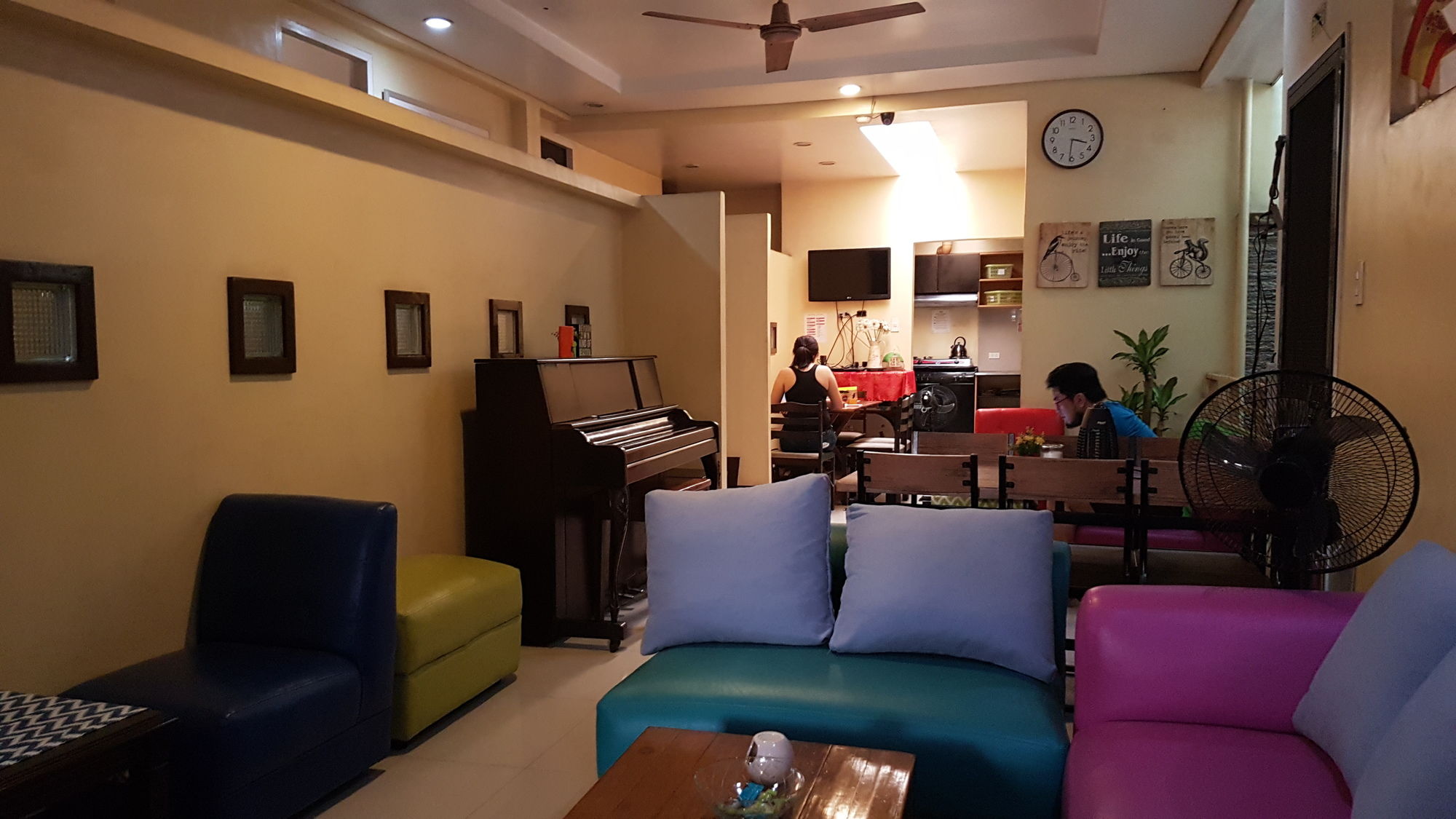 Фото Crossroads Hostel Manila