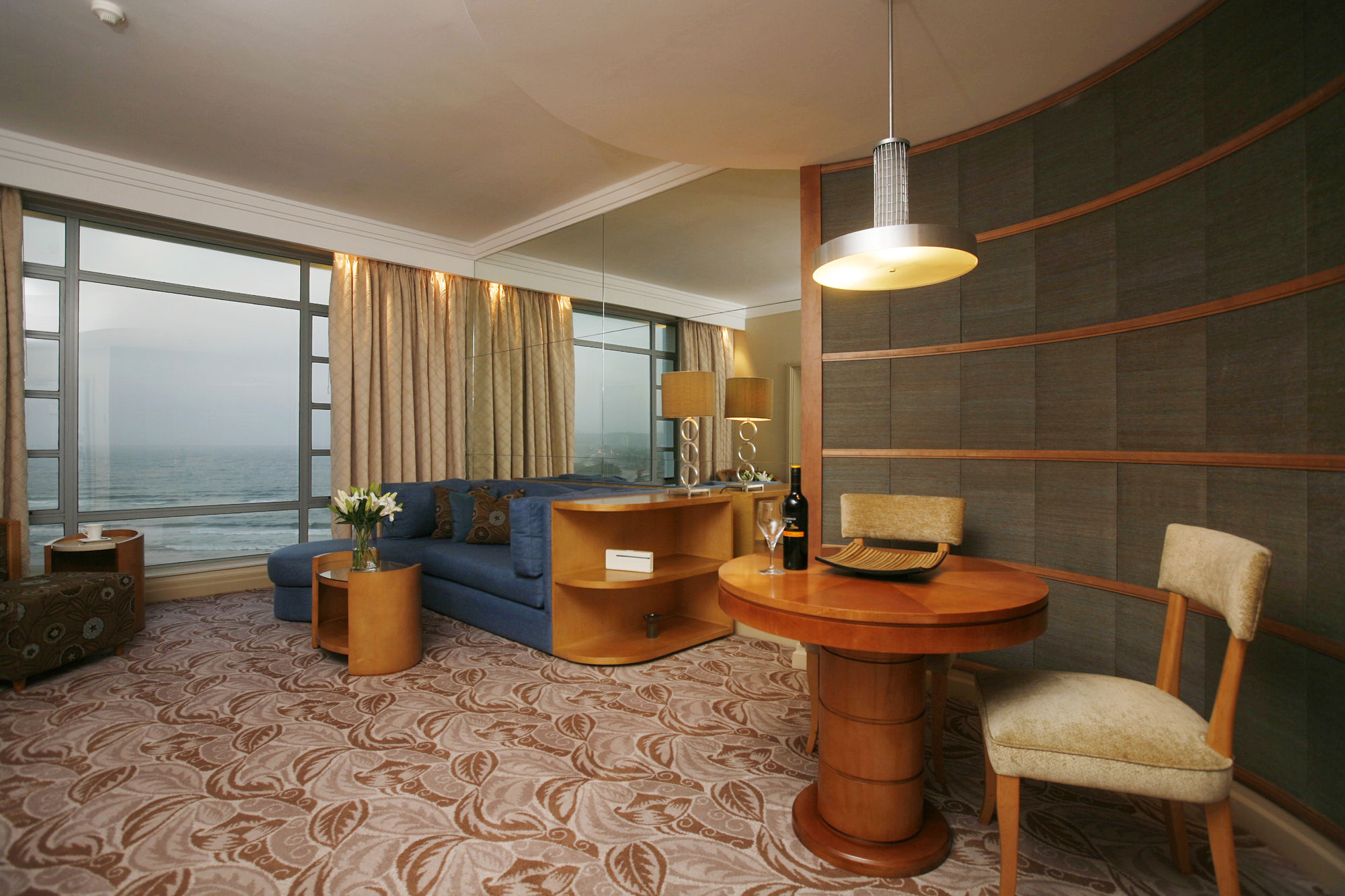 Фото Suncoast Hotel & Towers 