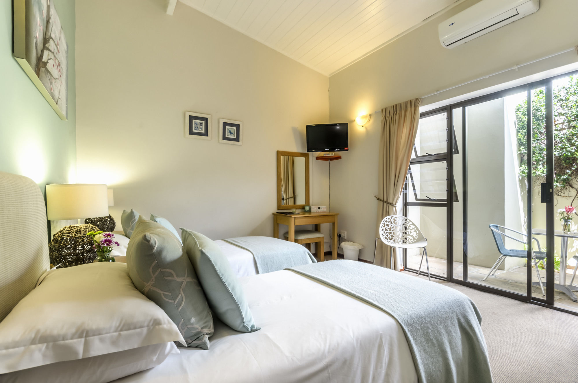 Фото Admiral's Lodge Guest House B & B