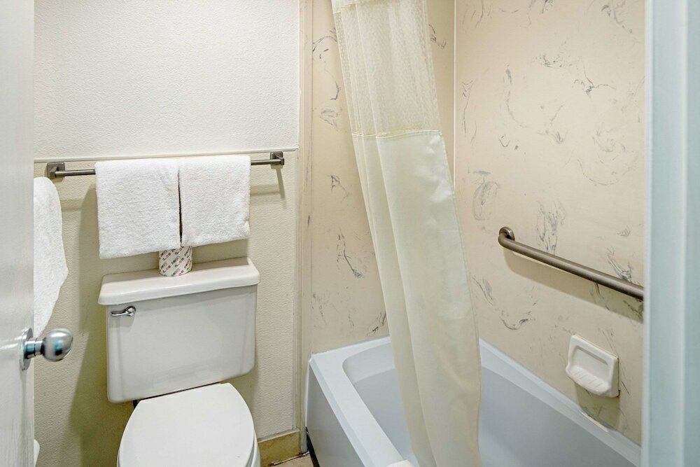 Фото Rodeway Inn at Nevada State Capitol