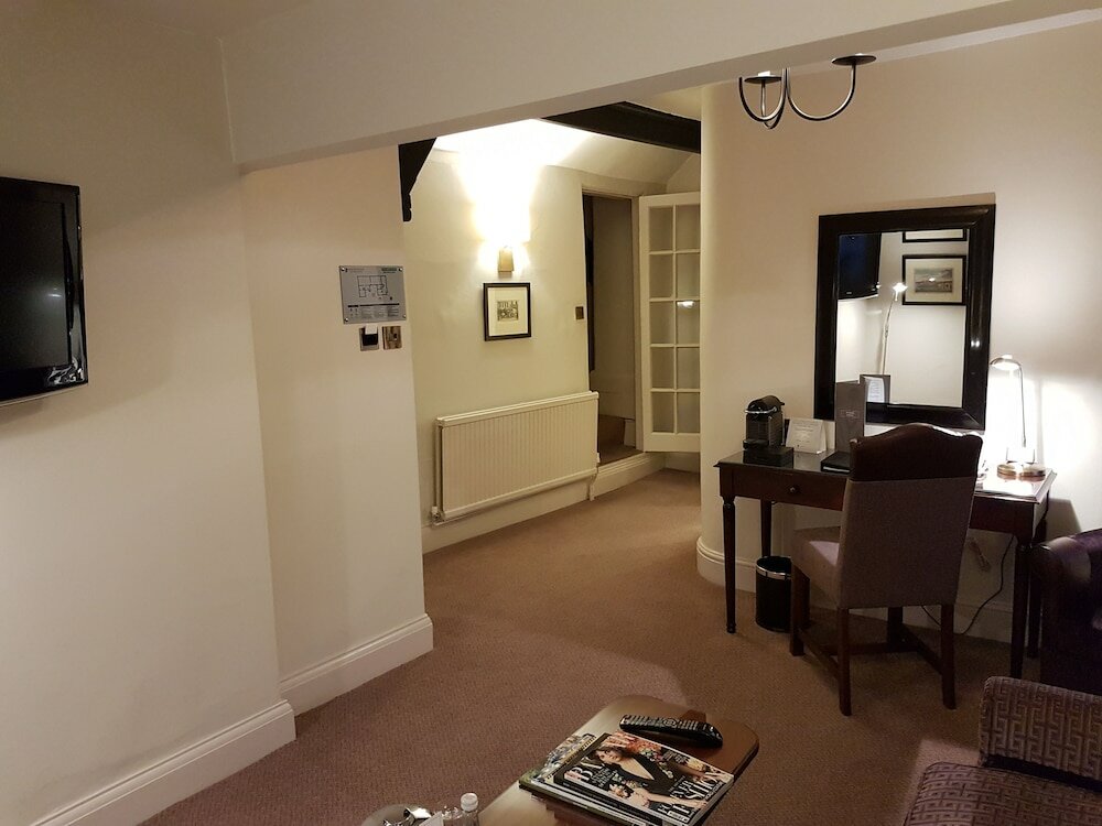 Фото Macdonald Bear Hotel