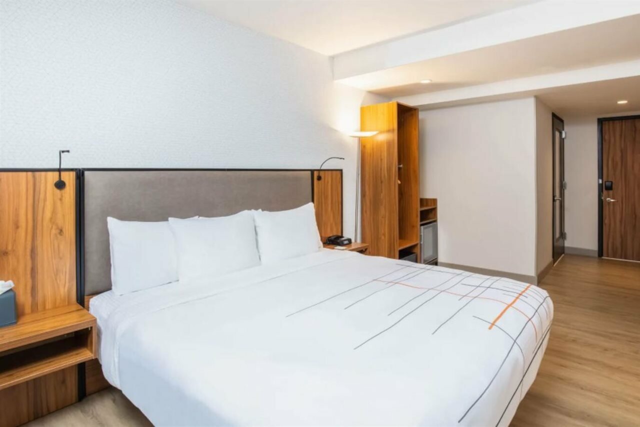 Фото La Quinta Inn & Suites by Wyndham Times Square South