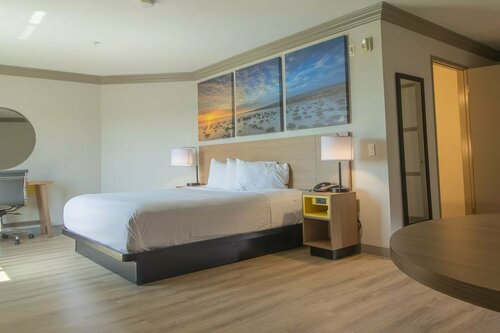 Внешний вид отеля Days Inn by Wyndham Carlsbad в Карлсбаде, фото 3