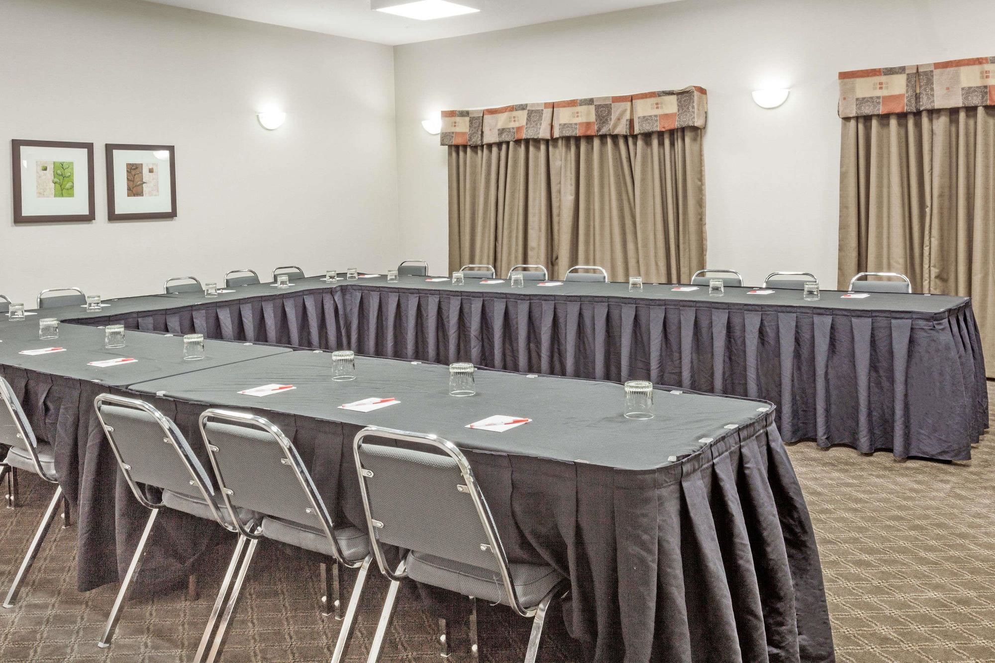 Фото Ramada by Wyndham Drayton Valley