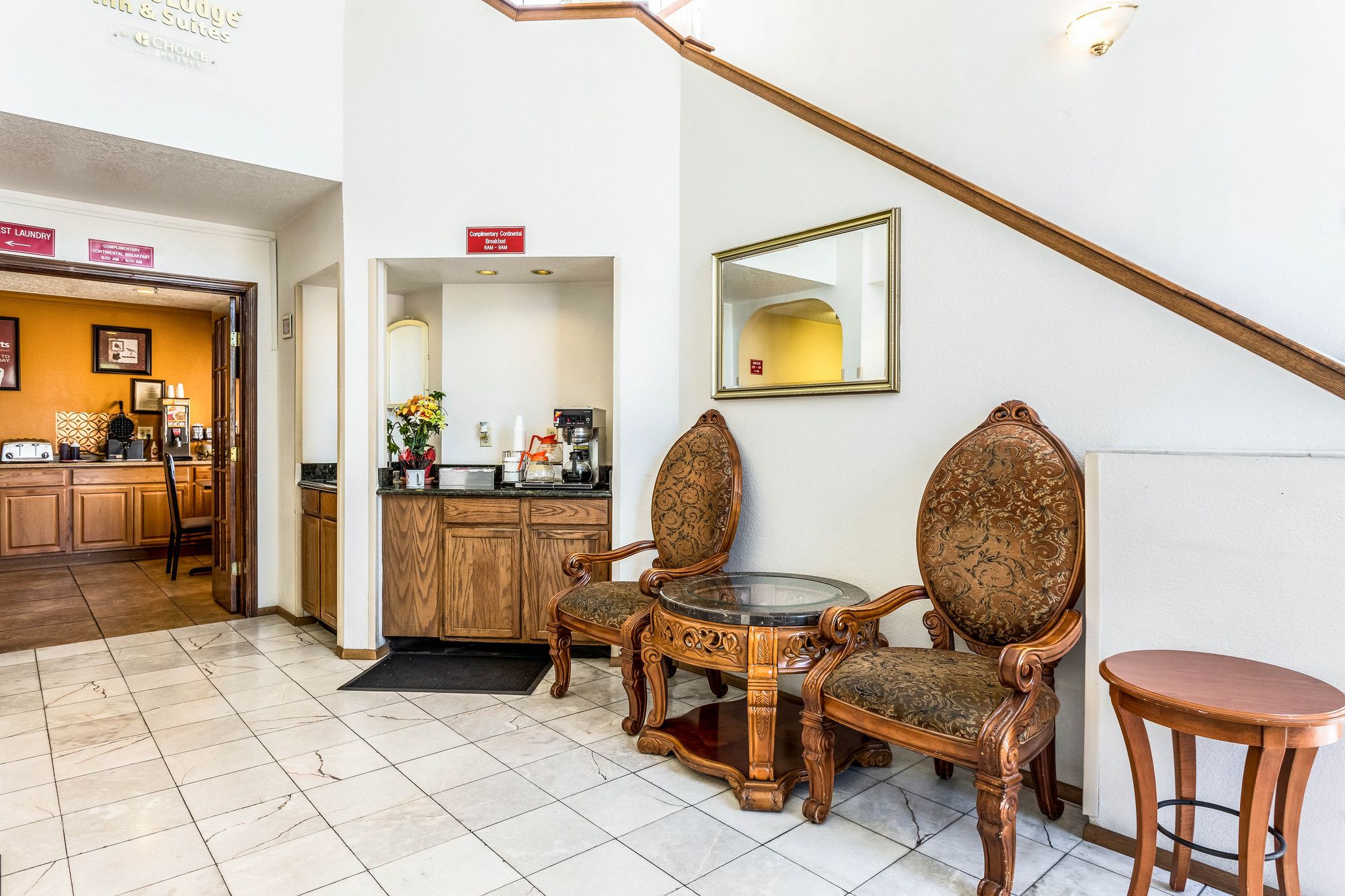 Фото Econo Lodge Inn & Suites
