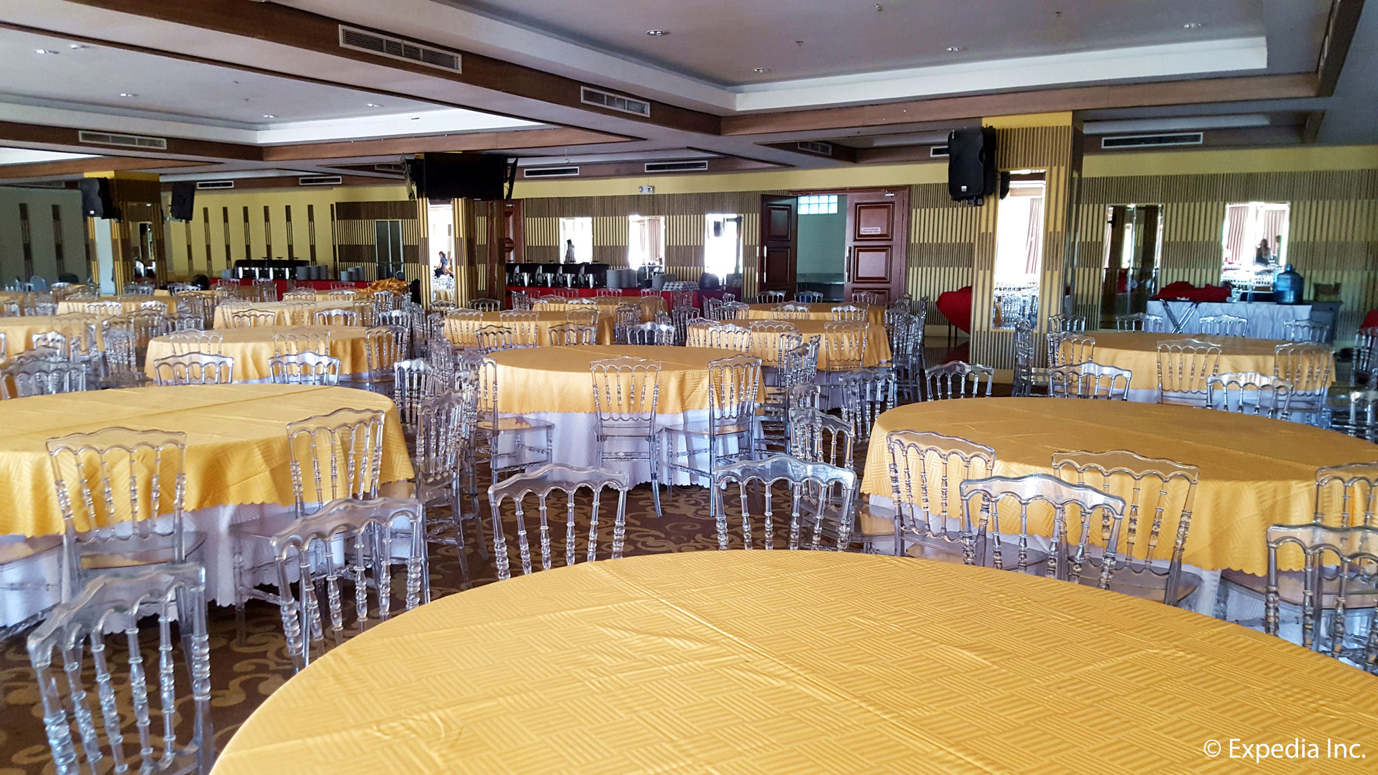 Фото Newtown Plaza Hotel