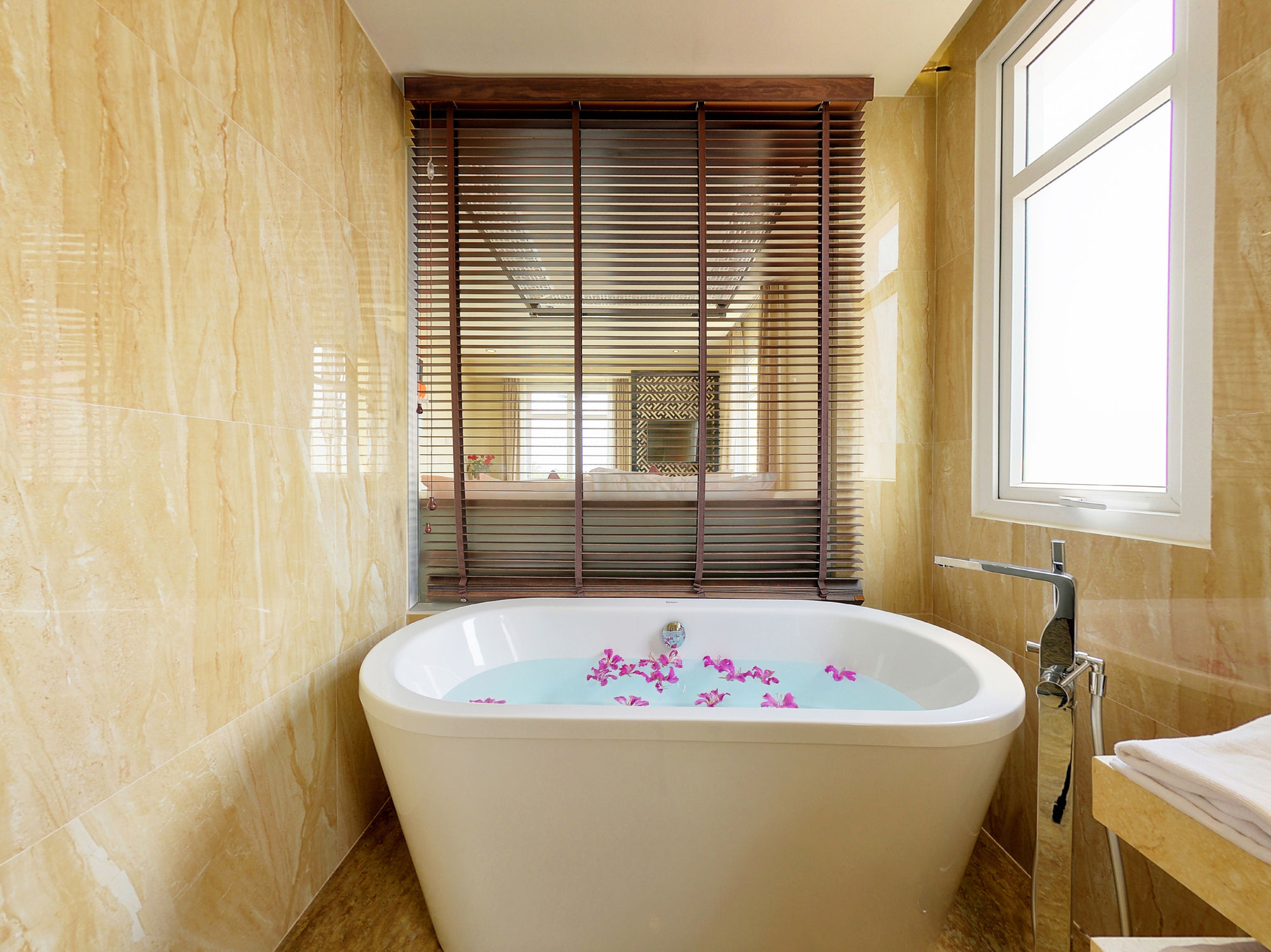 Фото Royal Riverside Hoi An Hotel