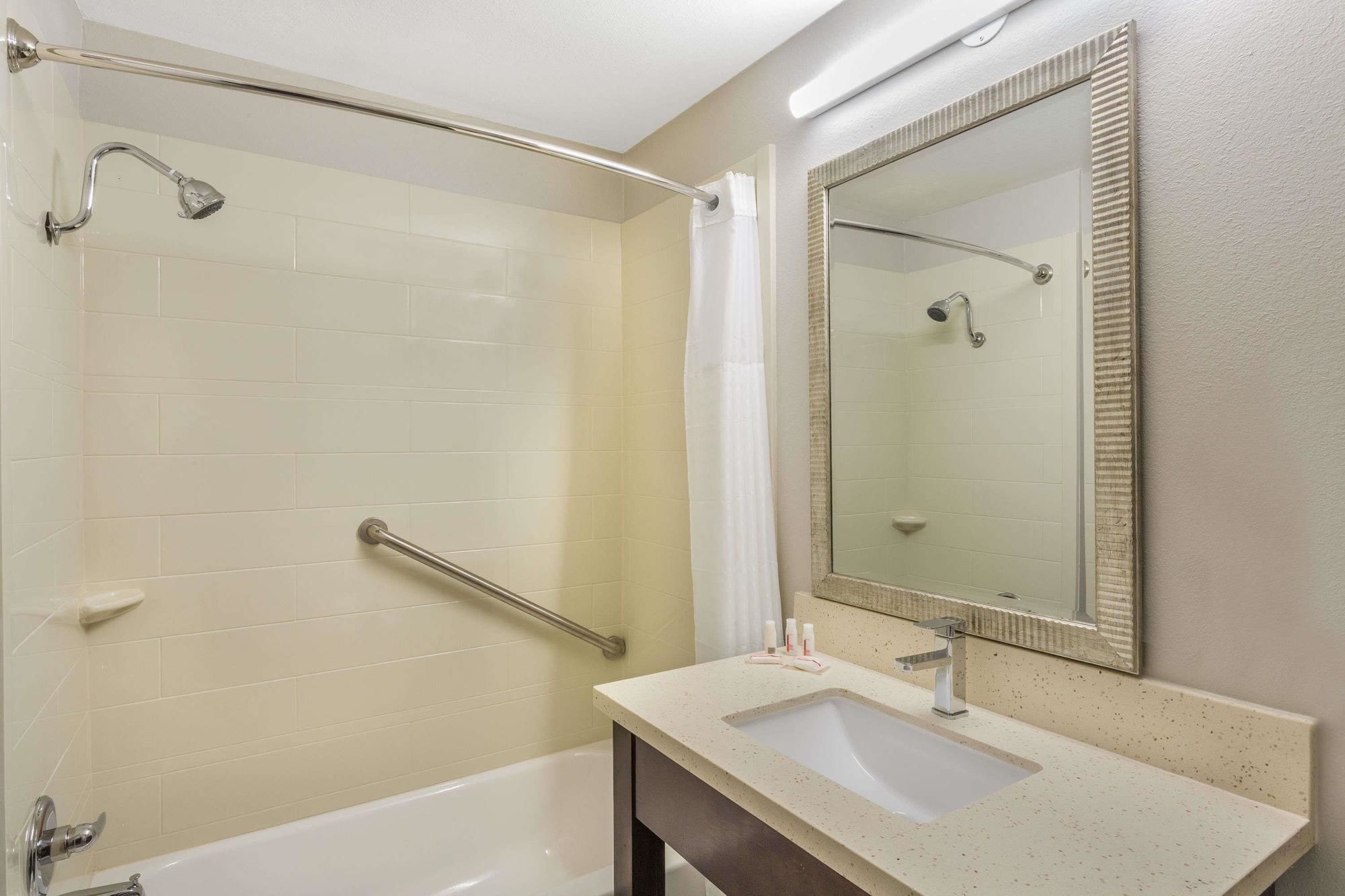 Фото Comfort Inn & Suites North Little Rock Jfk Blvd