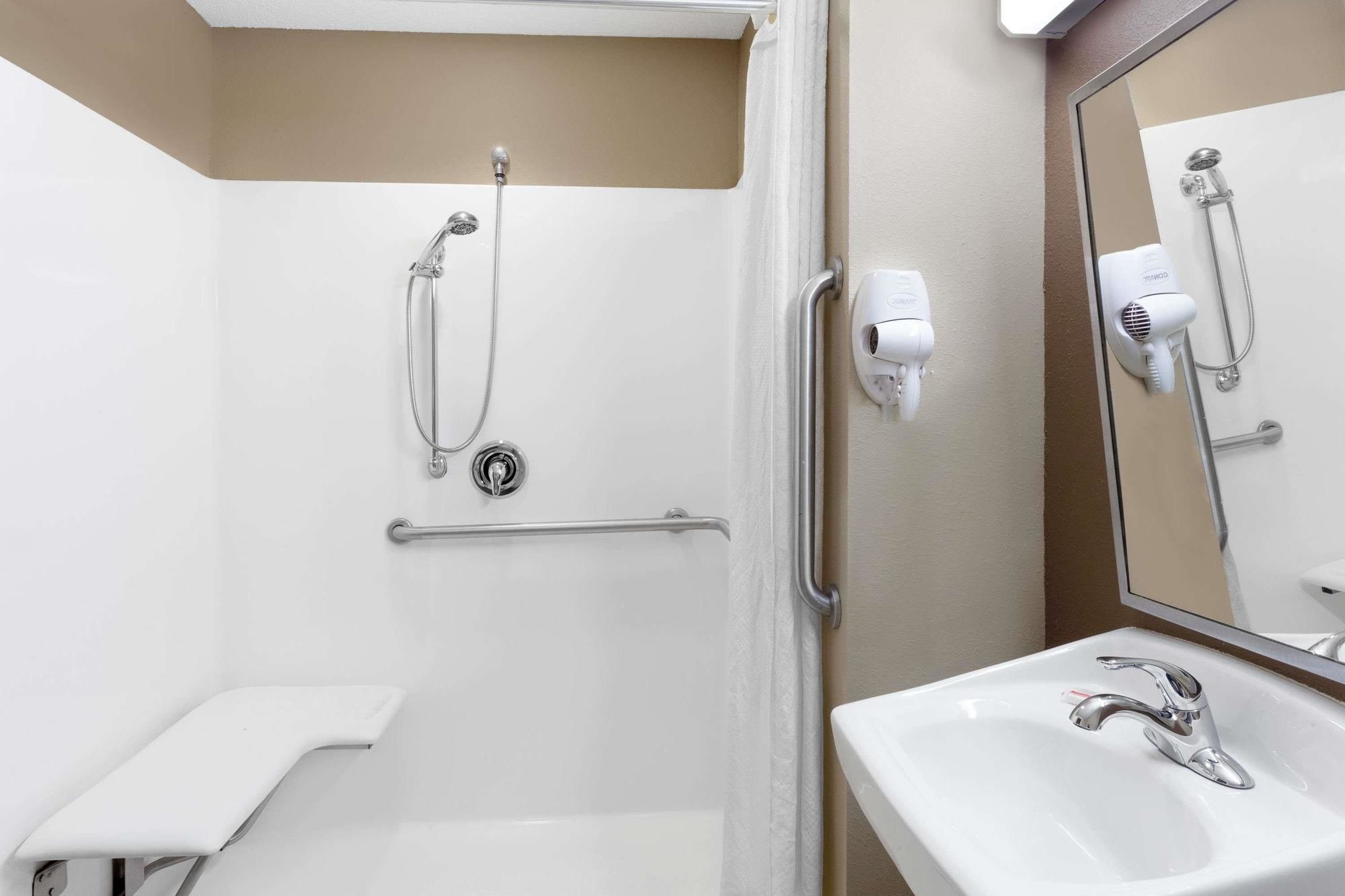 Фото Microtel Inn & Suites by Wyndham Columbia/At Fort Jackson