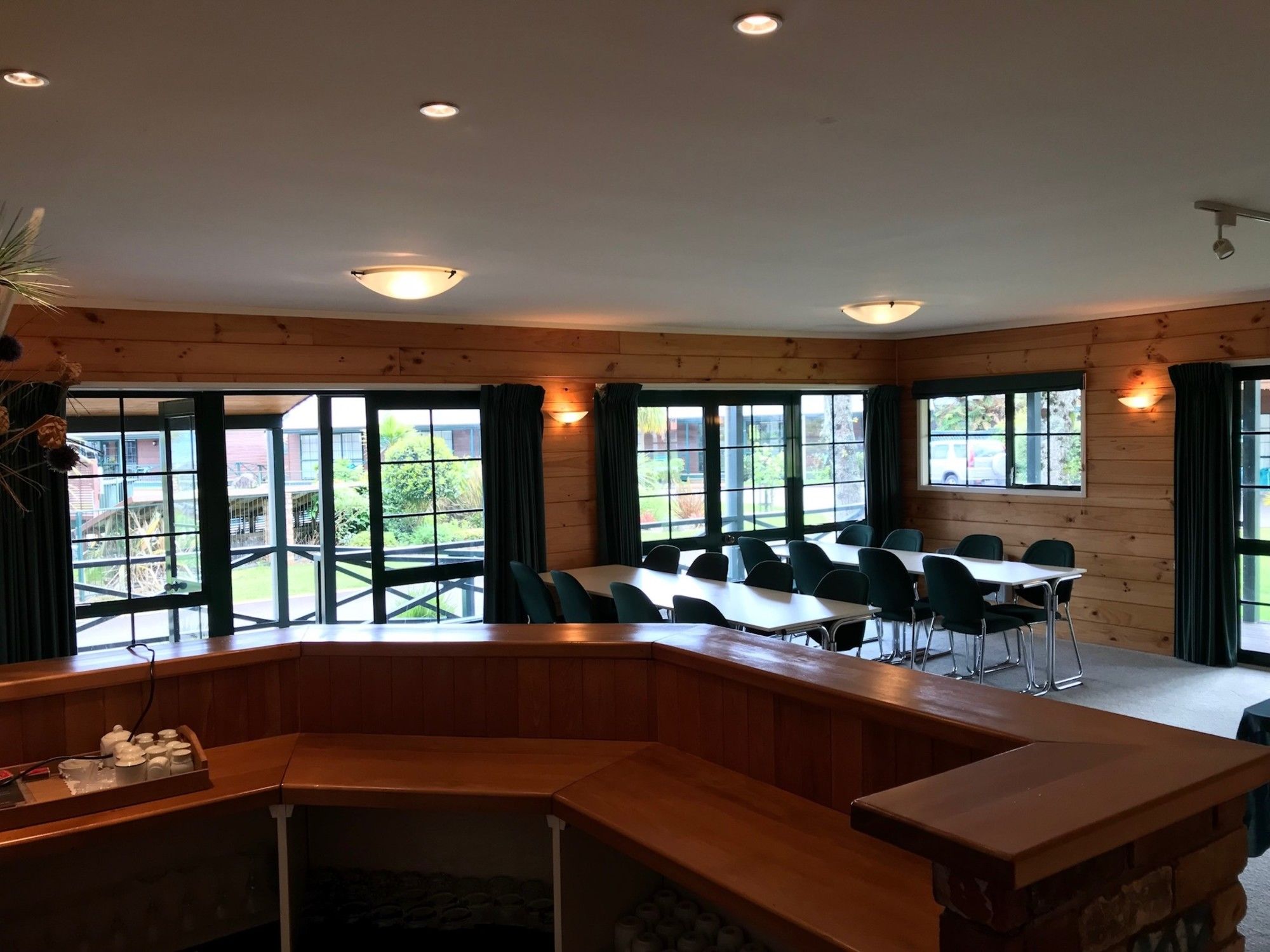 Фото Cedarwood Lakeside Motel & Conference Venue