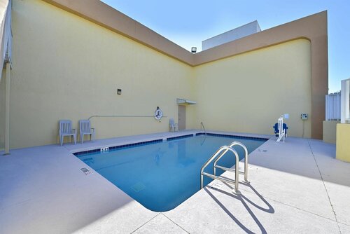 Гостиница Travelodge by Wyndham Winter Haven в Уинтер Хейвен