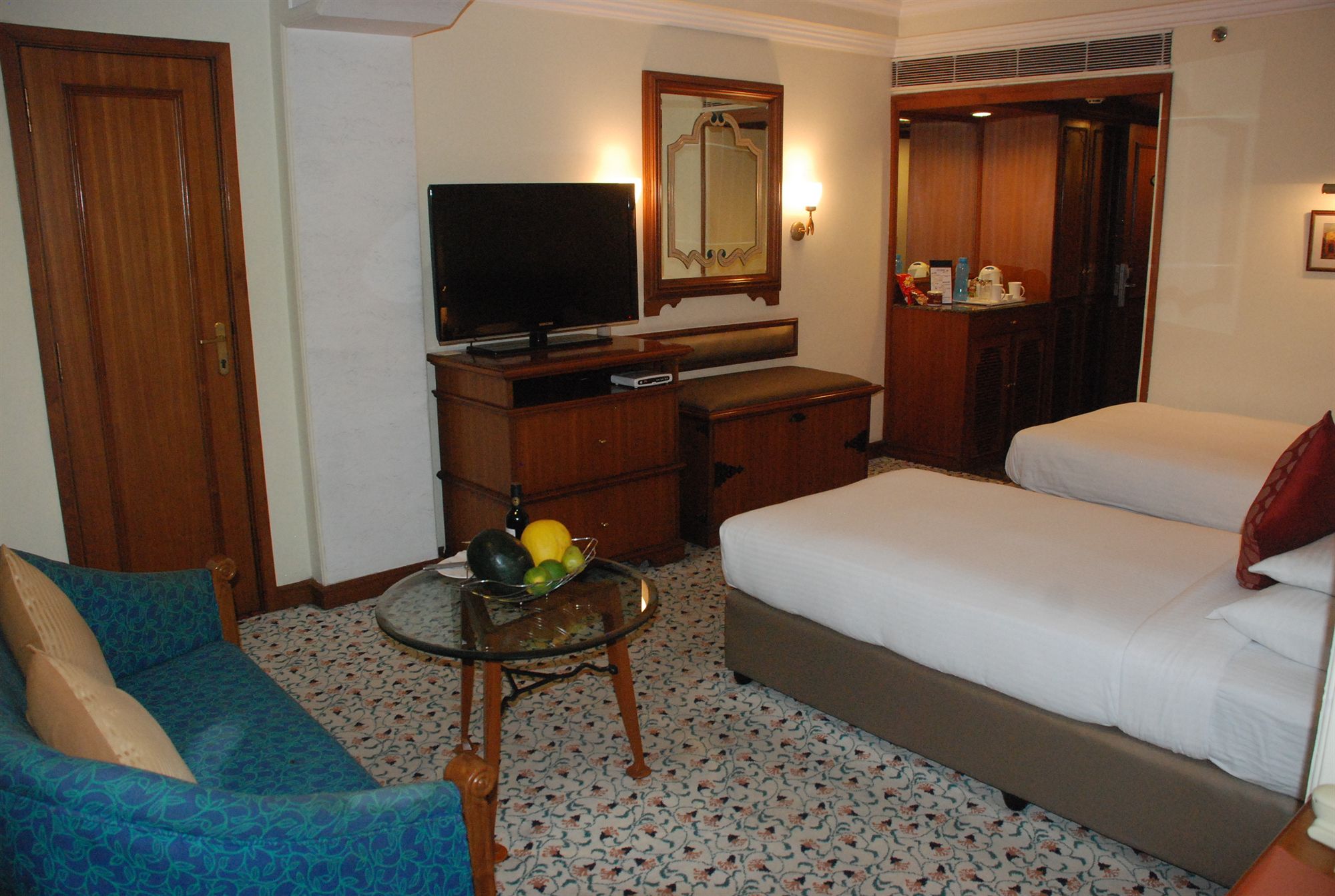 Фото The Maya Hotel