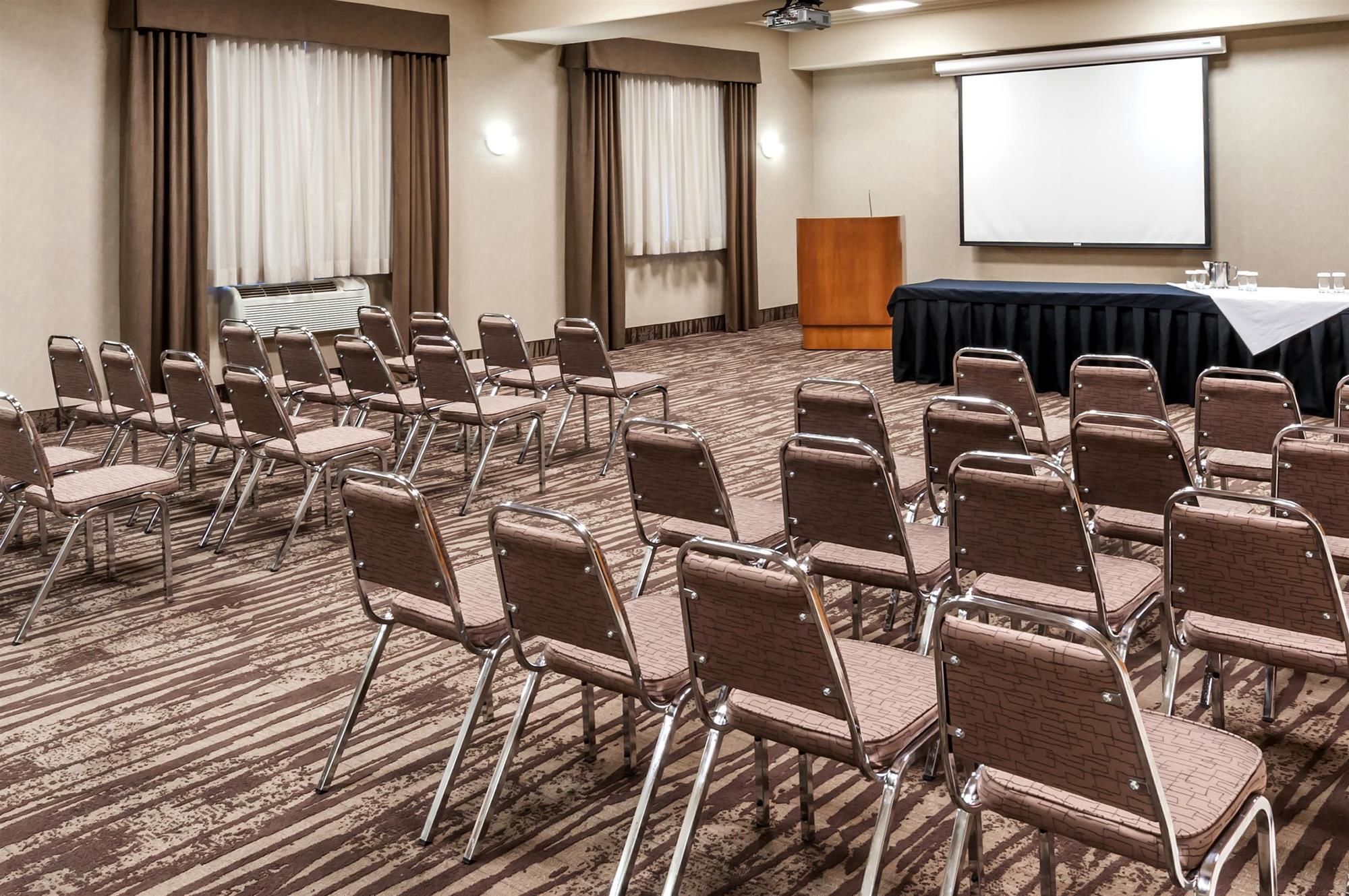 Фото Ramada by Wyndham Airdrie Hotel and Suites