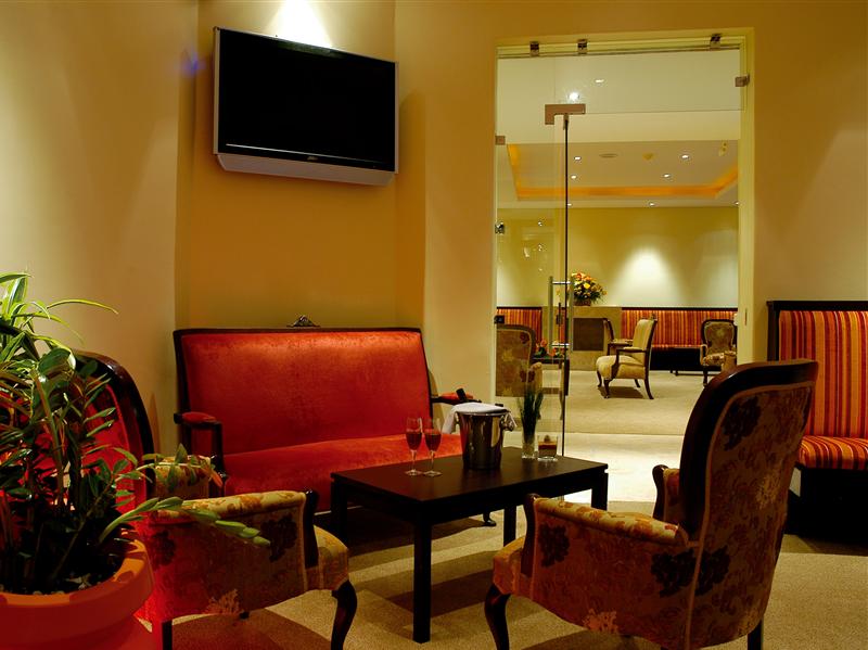 Фото Hollow on the Square City Hotel