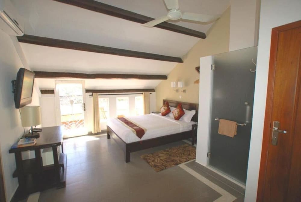 Фото The Columns Hotel